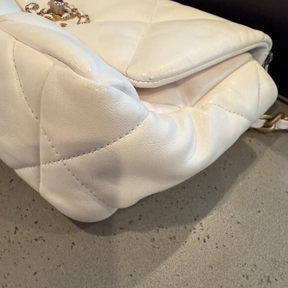 CHANEL White and Gold Shoulder Bag - Picture 7 of 12